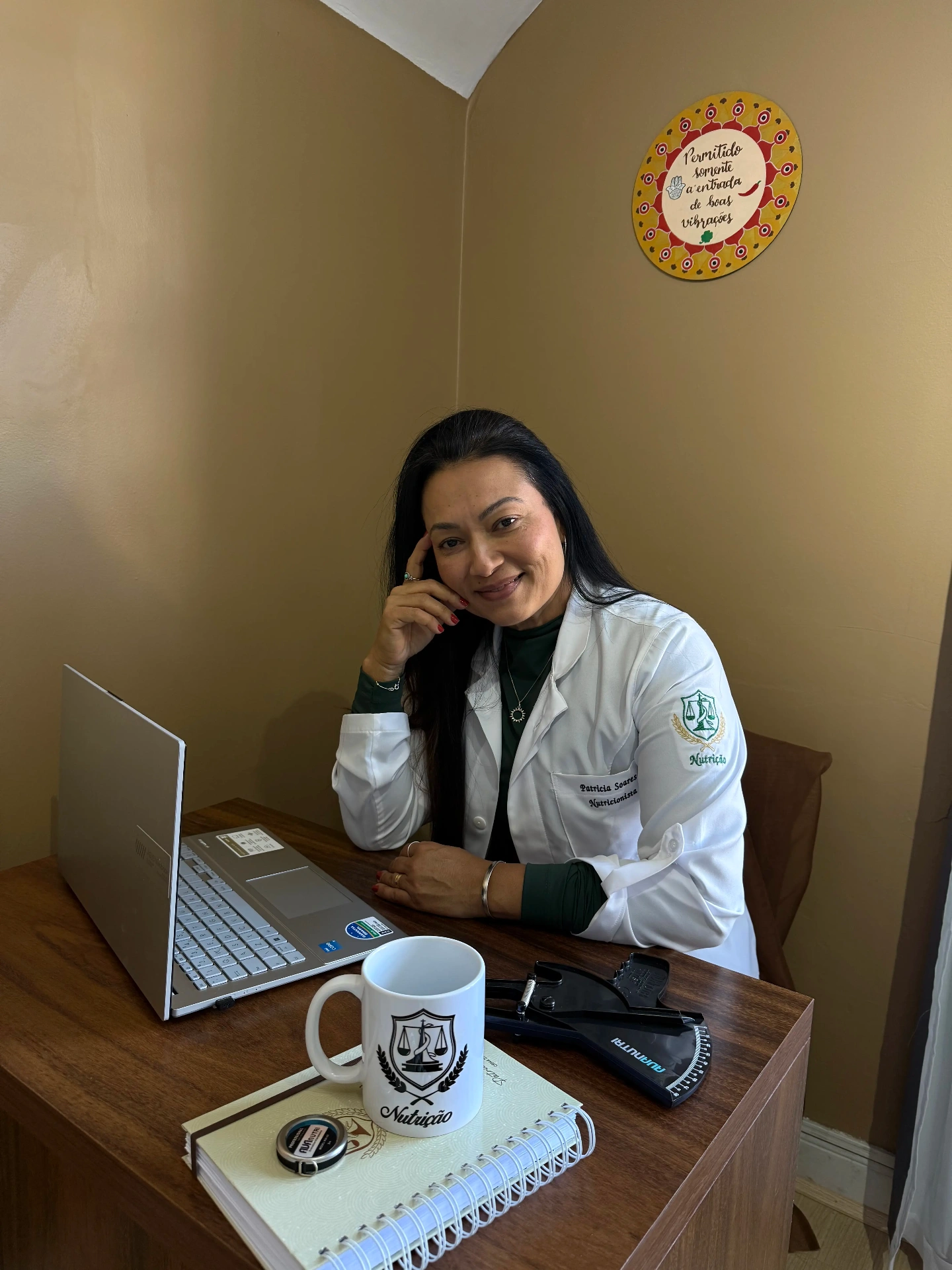 Patrícia Oliveira, nutricionista em Petrópolis, no consultório