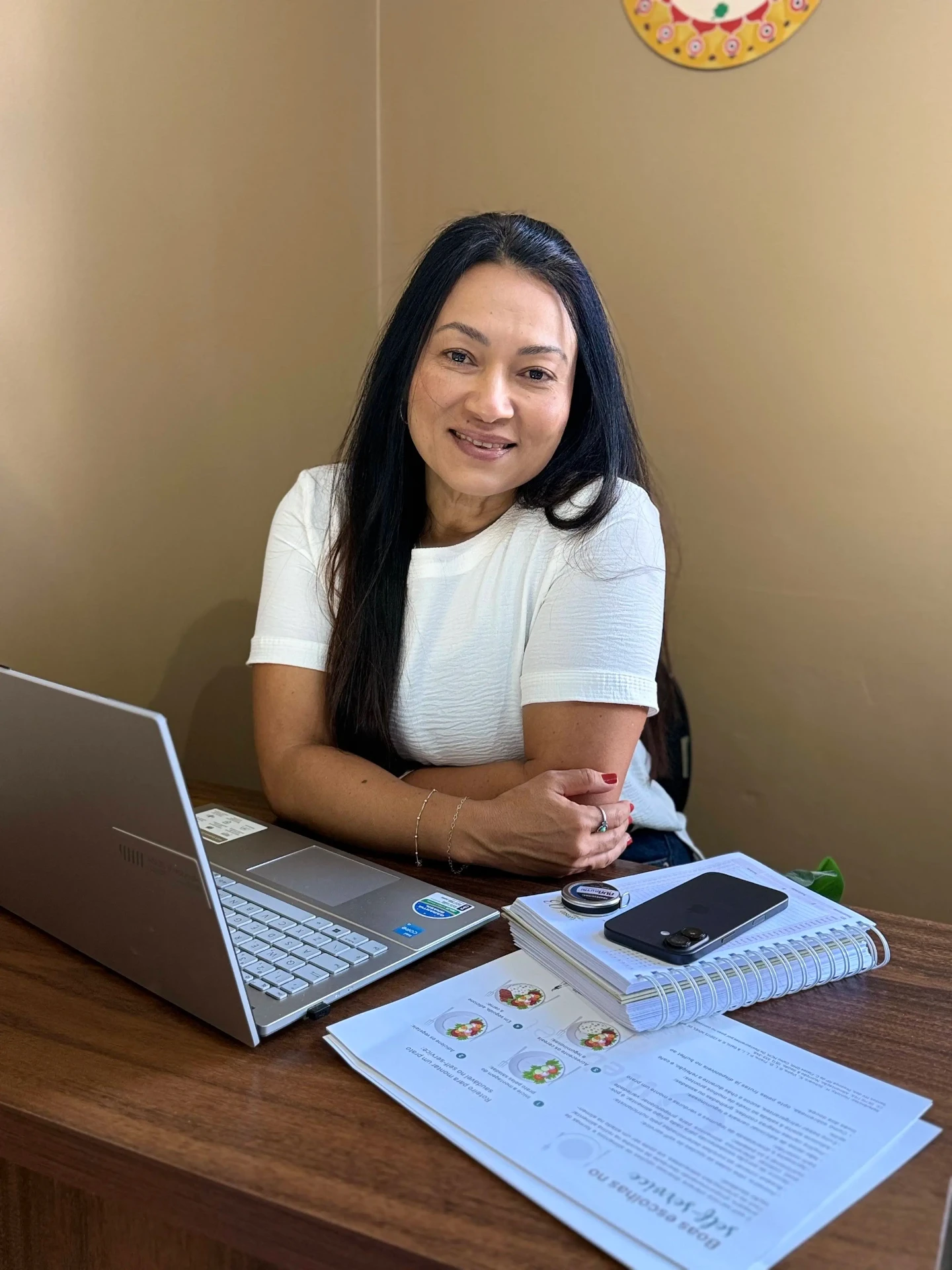 Patrícia Oliveira, nutricionista em Petrópolis, atendendo paciente em consultório